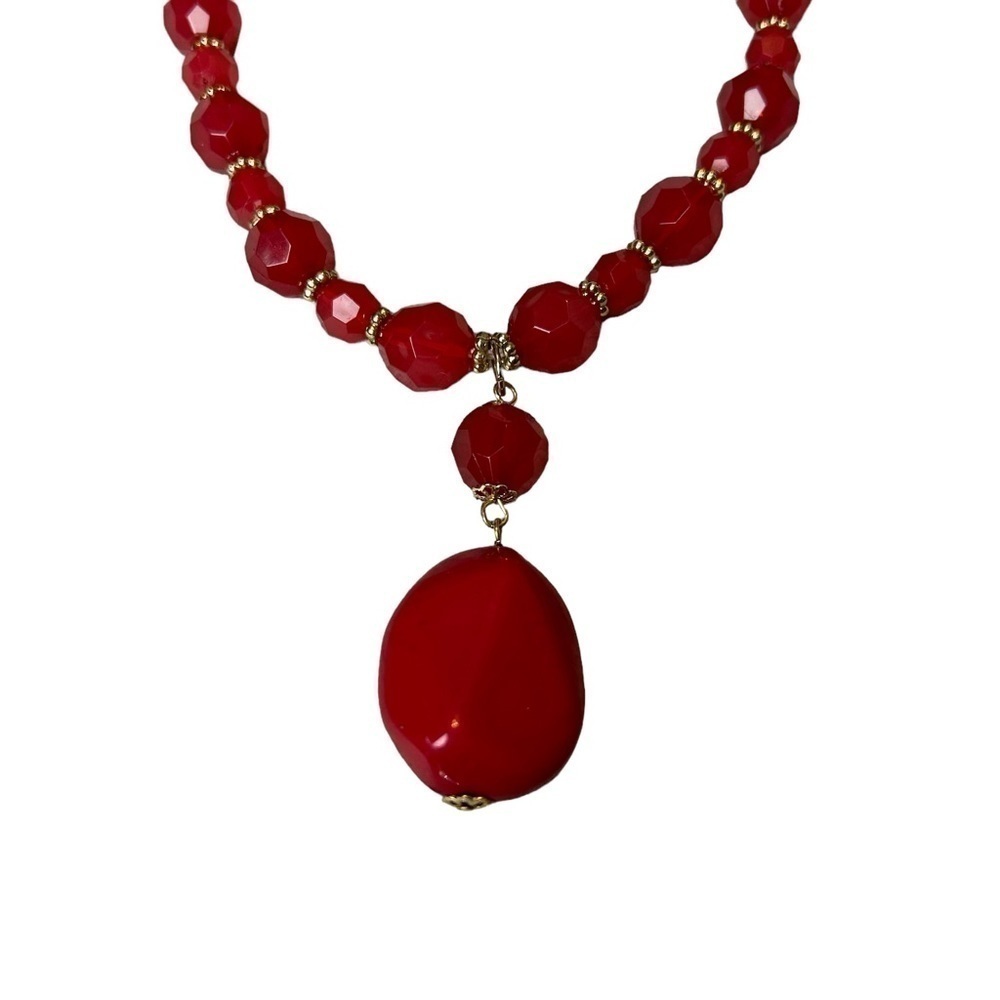 Red Acrylic Beads Faux Stone Pendant Necklace Gold Tone Accents & Chain - Picture 3 of 9